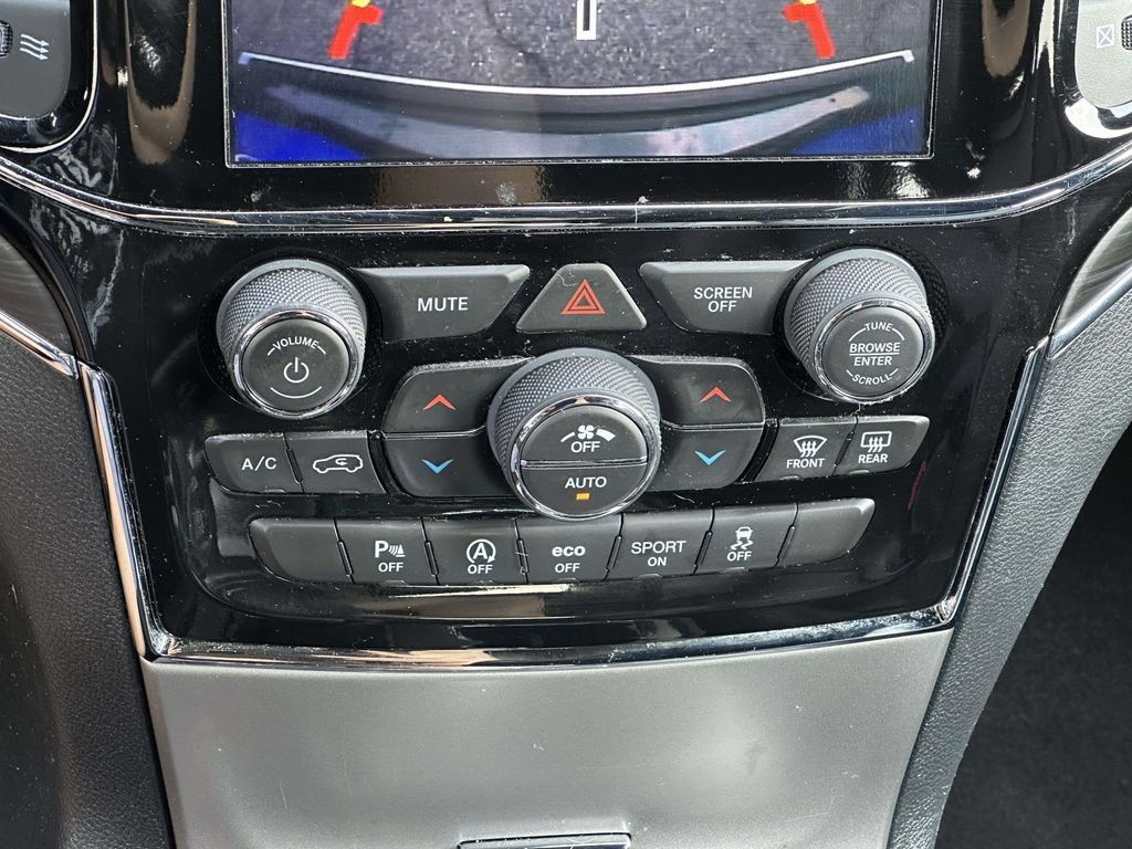 Used 2020 Jeep Grand Cherokee Limited AWD/4WD image 19