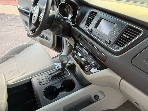 Used 2018 Kia Sedona L image 22