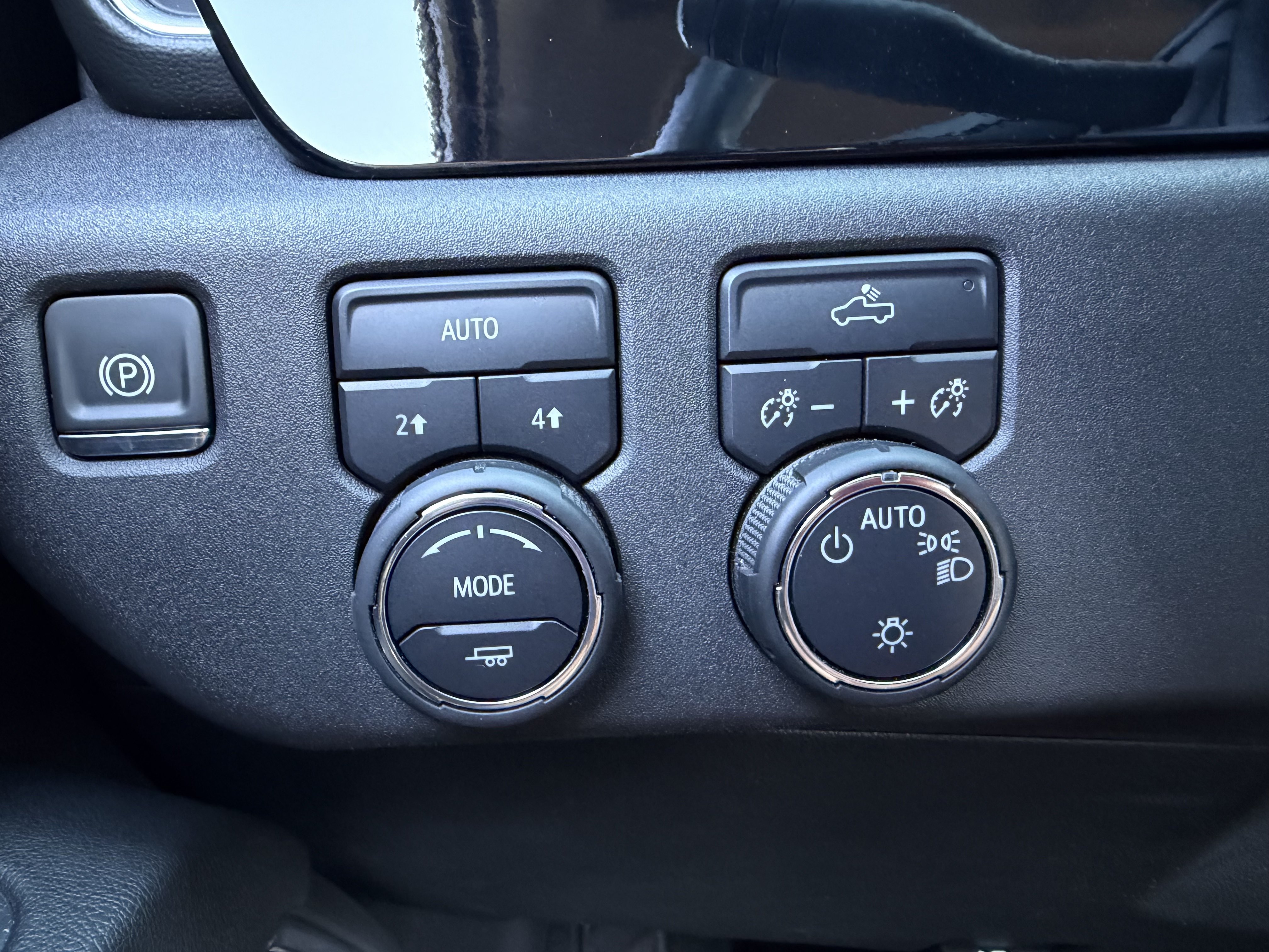 Used 2025 Chevrolet Silverado 1500 LT AWD/4WD image 13