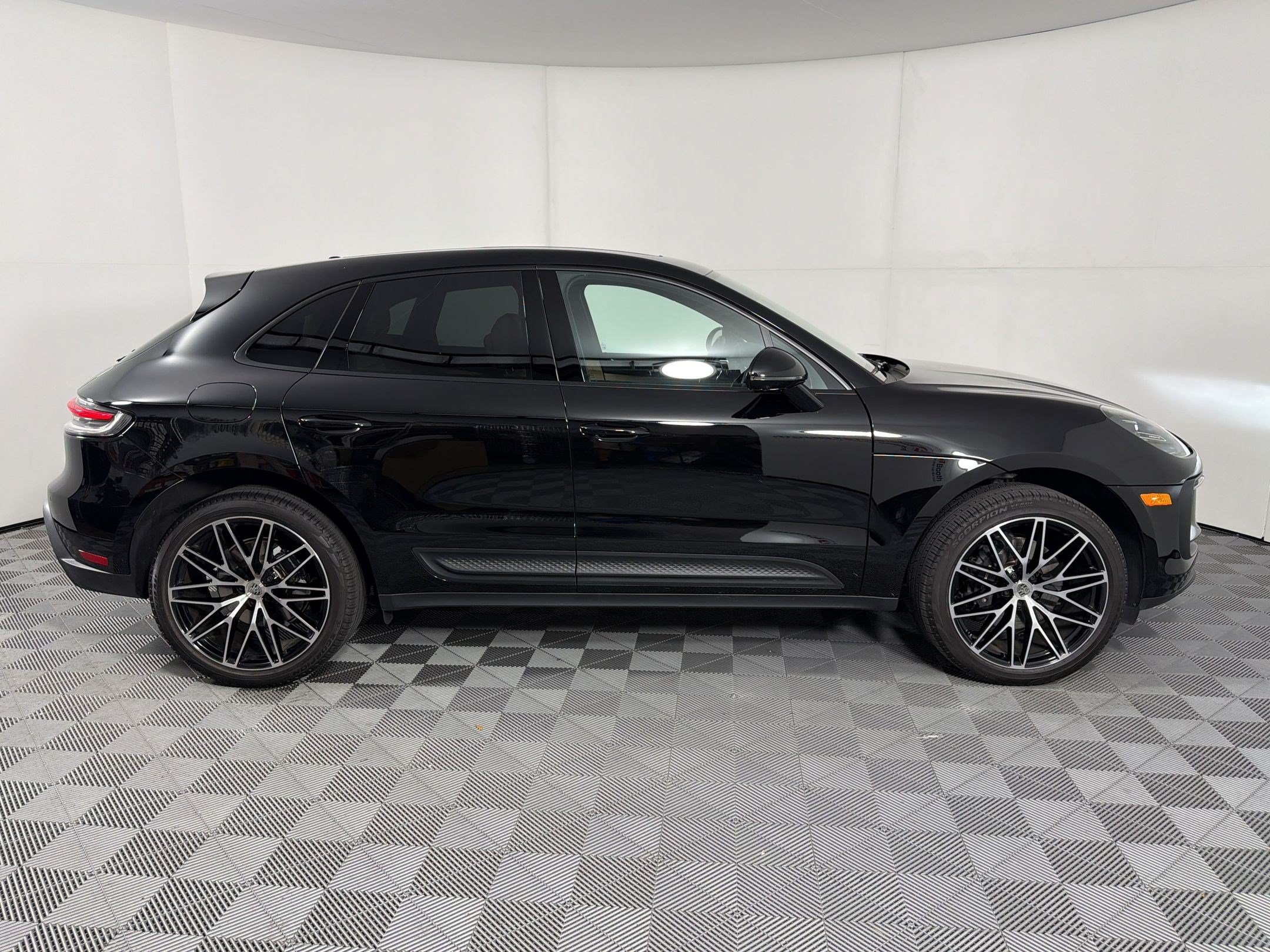 Certified 2026 Porsche Macan AWD/4WD image 8