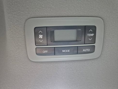 Used 2013 Toyota Sienna XLE image 15