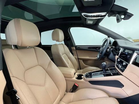 Certified 2022 Porsche Macan image 18