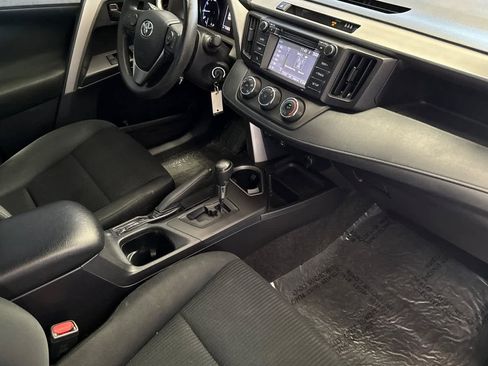 Used 2018 Toyota RAV4 LE FWD image 15