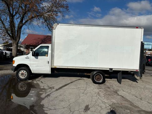 Used 2004 Ford E-350 and Econoline 350 Super Duty RWD image 3