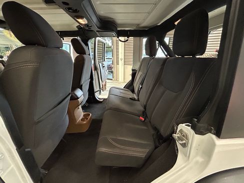 Used 2017 Jeep Wrangler Unlimited Rubicon w/ Connectivity Group AWD/4WD image 47