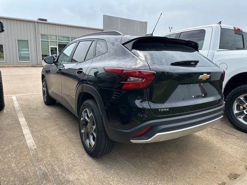 Used 2025 Chevrolet Trax LT w/ LT Convenience Package FWD image 4