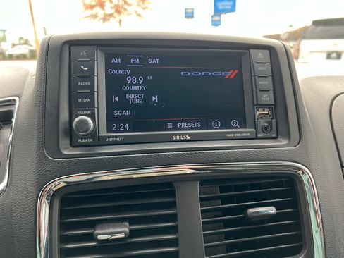 Used 2020 Dodge Grand Caravan SXT image 38