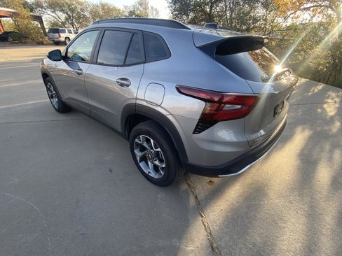 Used 2025 Chevrolet Trax LT w/ LT Convenience Package image 5