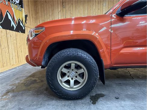 Used 2017 Toyota Tacoma TRD Sport AWD/4WD image 8