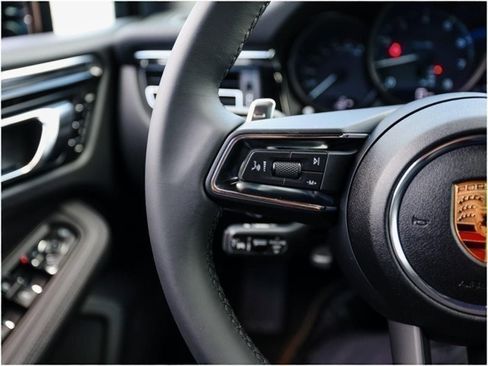 Certified 2025 Porsche Macan image 17