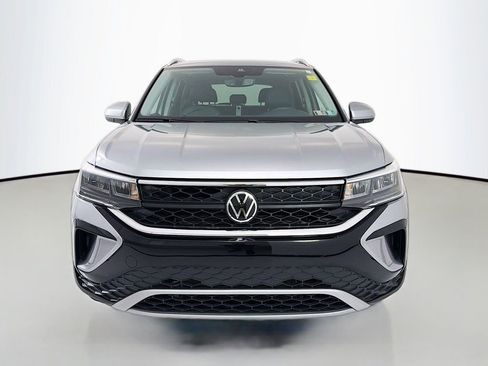 Used 2023 Volkswagen Taos SE w/ Panoramic Sunroof Package image 2