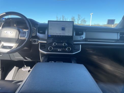 Used 2024 Ford Expedition XLT image 15