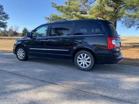 Used 2012 Chrysler Town & Country Touring-L w/ Entertainment Group #2 image 5