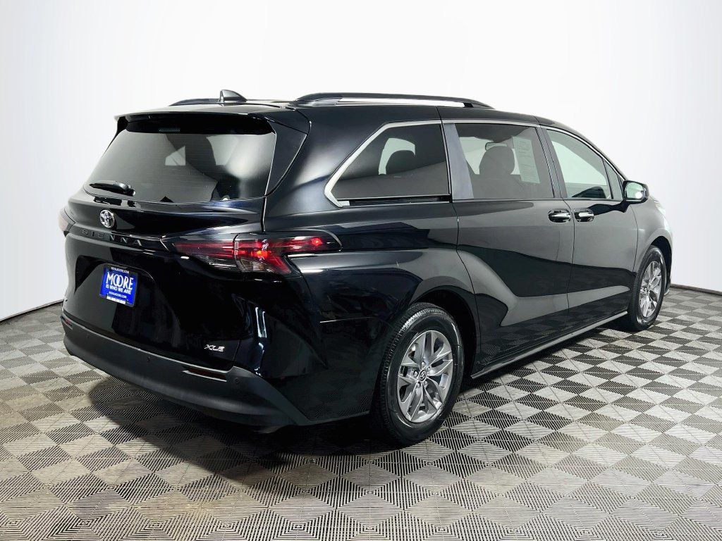 Certified 2026 Toyota Sienna XLE FWD image 7