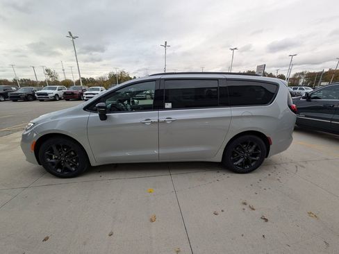 New 2026 Chrysler Pacifica Limited w/ S Appearance Package image 7