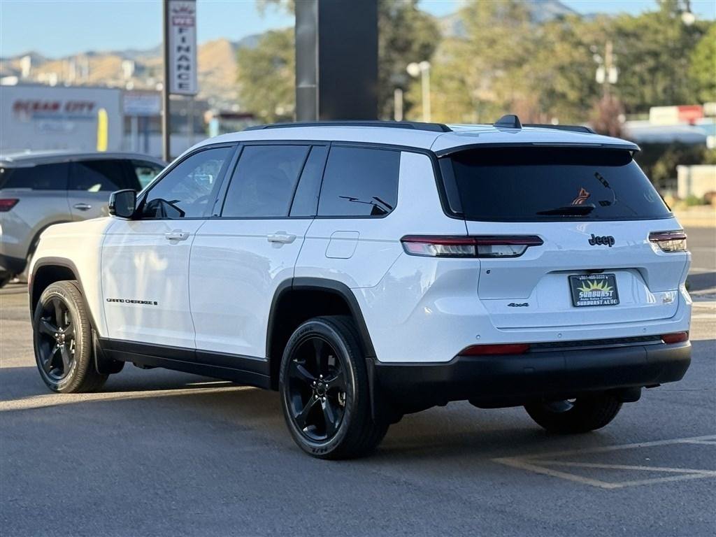 Used 2023 Jeep Grand Cherokee L Laredo AWD/4WD image 5