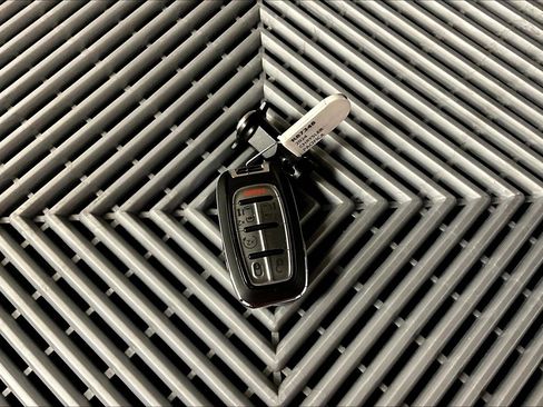 Used 2024 Chrysler Pacifica Touring-L FWD image 10