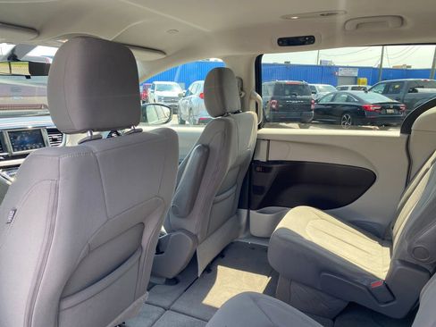 Used 2020 Chrysler Voyager LX FWD image 13