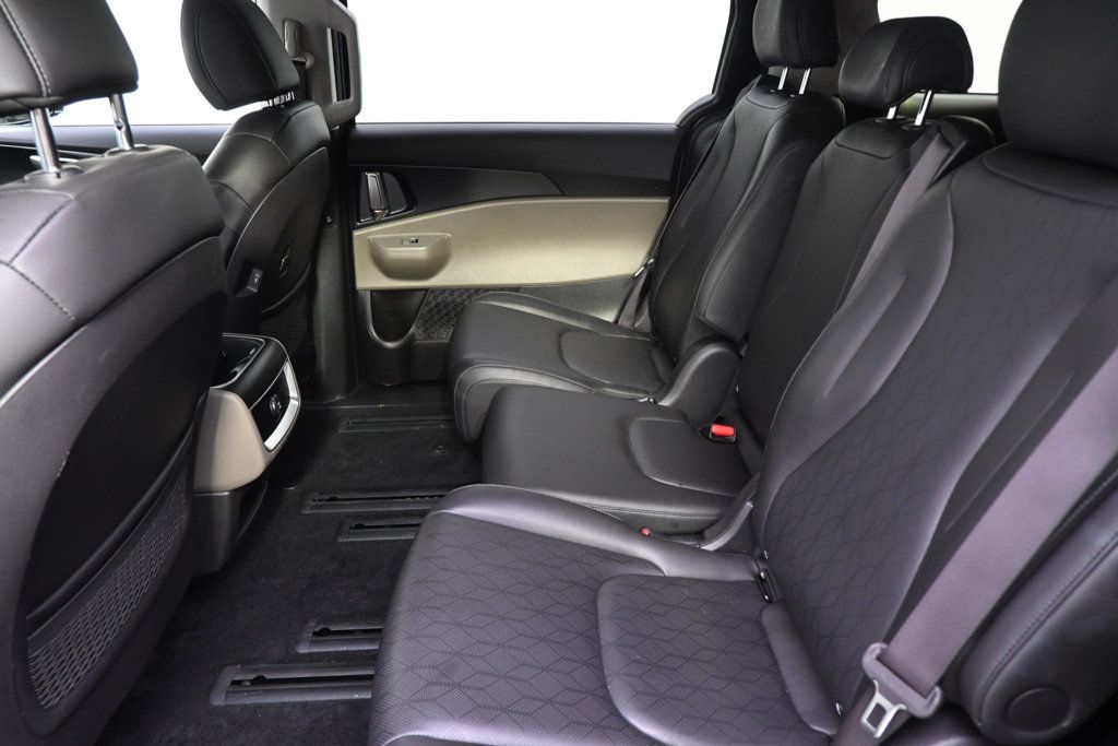 Used 2025 Kia Carnival FWD image 21