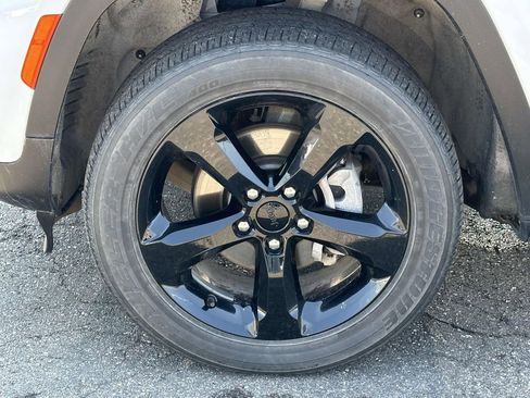 Used 2024 Jeep Grand Cherokee Altitude image 9