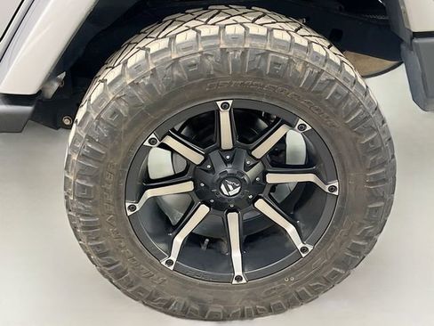Used 2016 Jeep Wrangler Unlimited Sahara w/ Connectivity Group AWD/4WD image 28