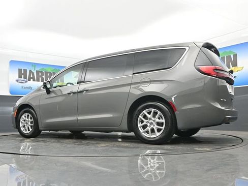 Used 2025 Chrysler Pacifica Select image 22