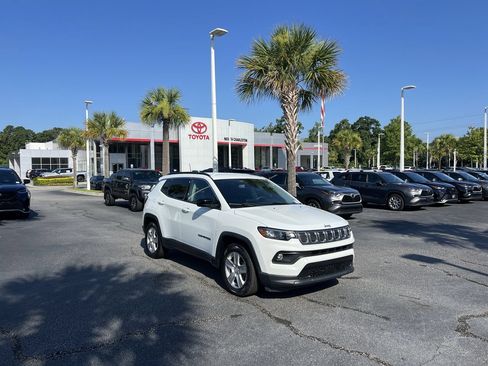Used 2022 Jeep Compass Latitude FWD image 2