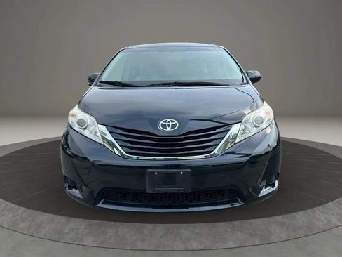 Used 2017 Toyota Sienna LE FWD image 2