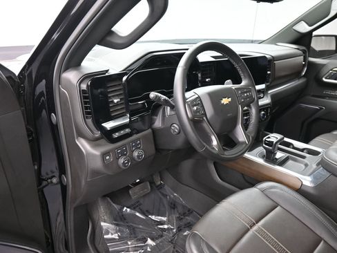 Used 2025 Chevrolet Silverado 1500 High Country AWD/4WD image 12