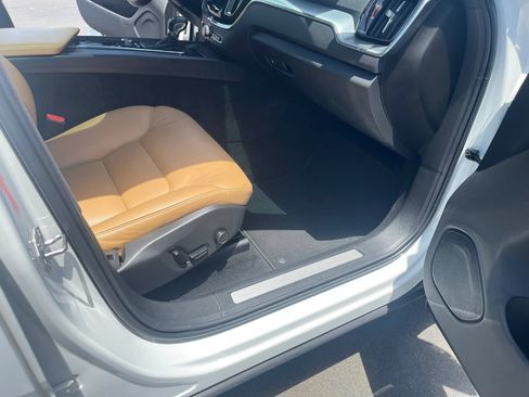 Used 2020 Volvo XC60 T5 Momentum AWD/4WD image 17