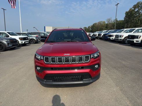 Used 2025 Jeep Compass Latitude AWD/4WD image 2