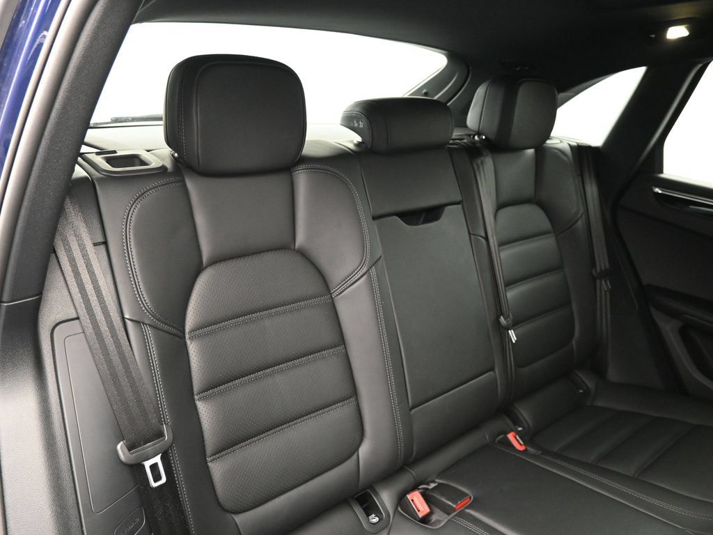 Certified 2024 Porsche Macan AWD/4WD image 12