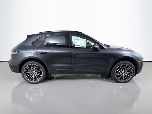 Used 2025 Porsche Macan image 9