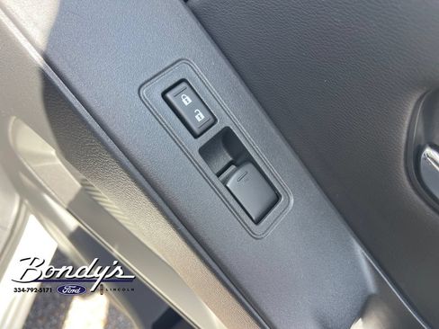 Used 2025 Nissan Frontier SV RWD image 19