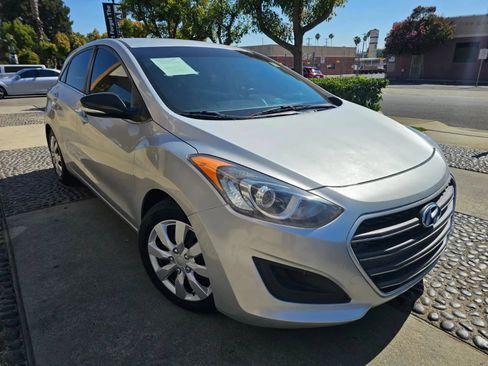 Used 2017 Hyundai Elantra GT FWD image 3