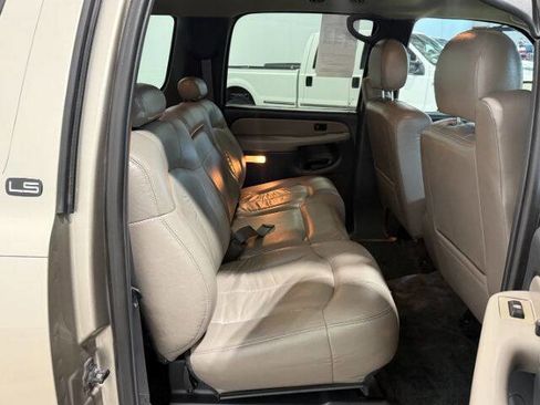 Used 2000 Chevrolet Suburban LS w/ LS Preferred Equipment Group AWD/4WD image 15