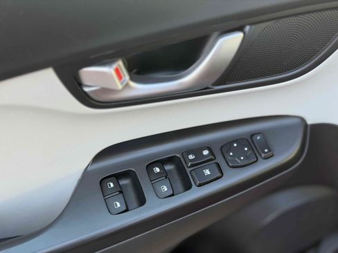 Used 2023 Hyundai Kona SE FWD image 11