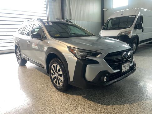 Used 2025 Subaru Outback Premium AWD/4WD image 1