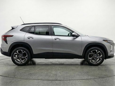 Used 2025 Chevrolet Trax LT image 8