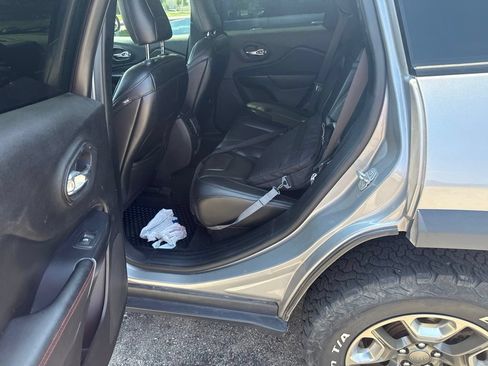 Used 2019 Jeep Cherokee Trailhawk w/ Comfort/Convenience Group AWD/4WD image 3