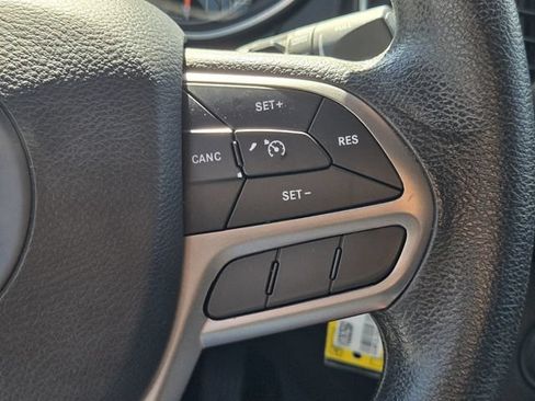 Used 2019 Jeep Cherokee Latitude w/ Popular Appearance Group FWD image 24
