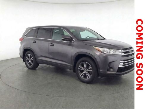 Used 2018 Toyota Highlander LE image 3