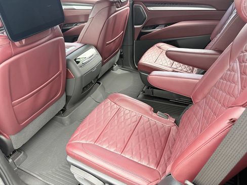 Certified 2026 Cadillac Escalade Luxury w/ LPO, Radiant Package AWD/4WD image 16