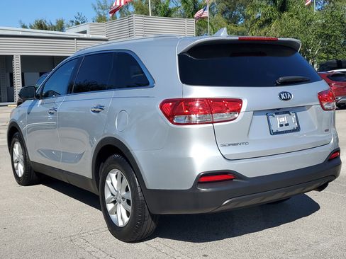 Used 2018 Kia Sorento LX image 5