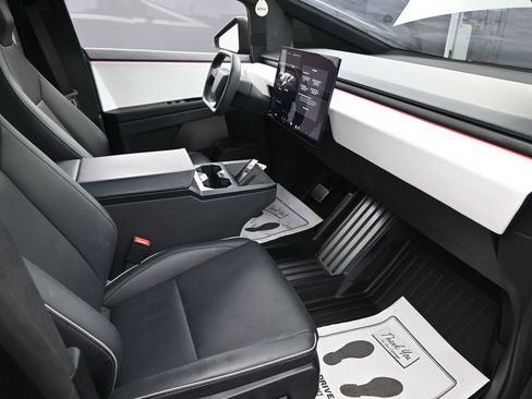 Used 2024 Tesla Cybertruck AWD Crew Cab image 32