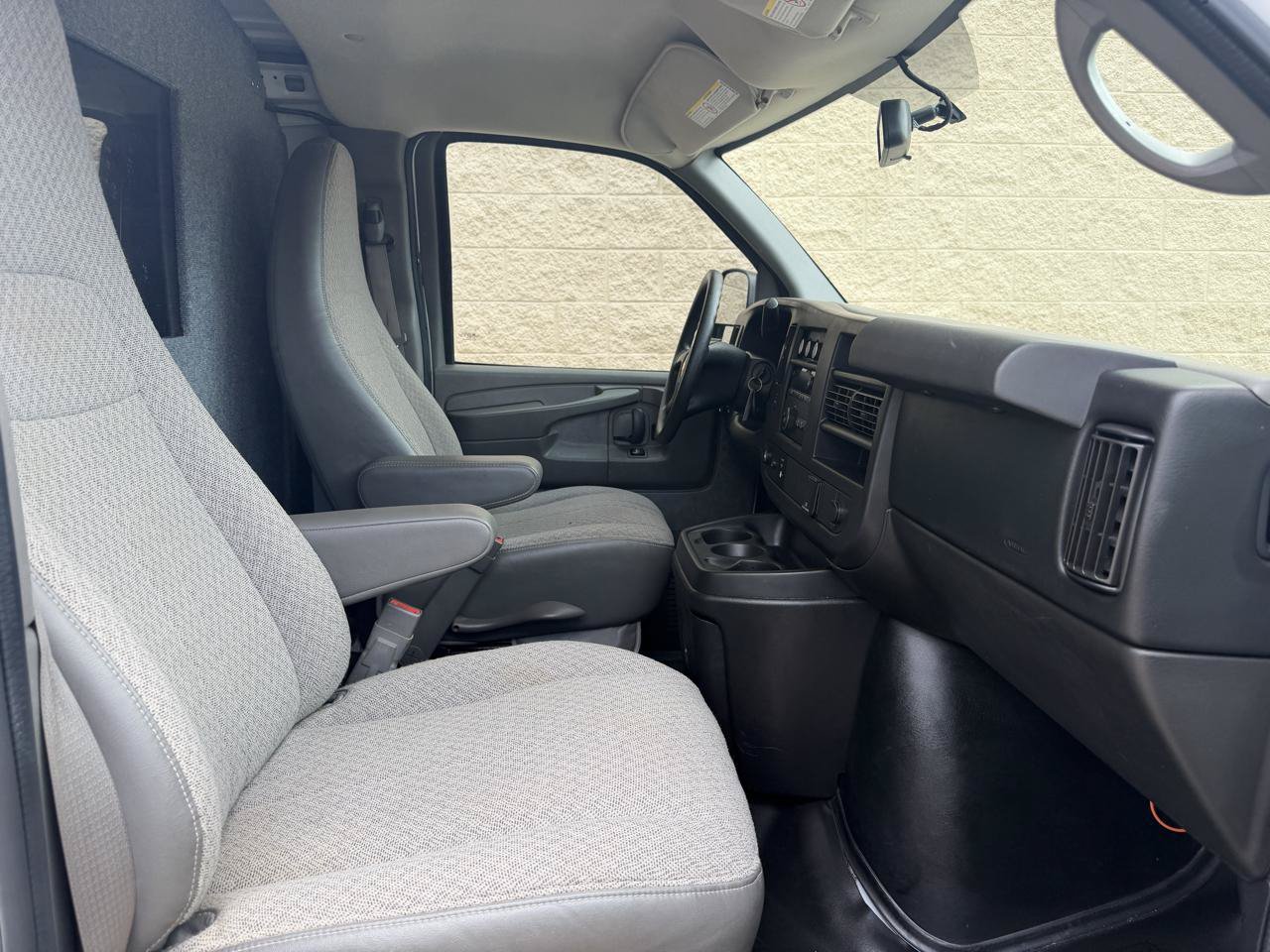 Used 2015 Chevrolet Express 2500 RWD image 16