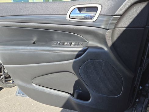 Used 2020 Jeep Grand Cherokee Laredo image 16