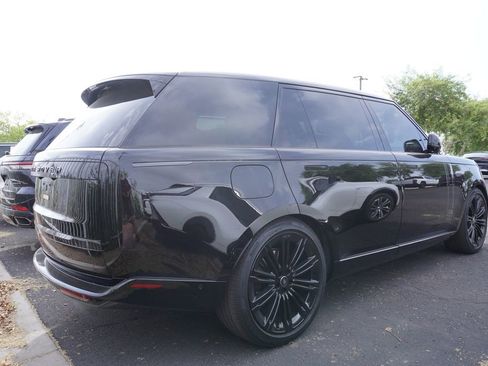 Used 2025 Land Rover Range Rover Long Wheelbase SE image 4