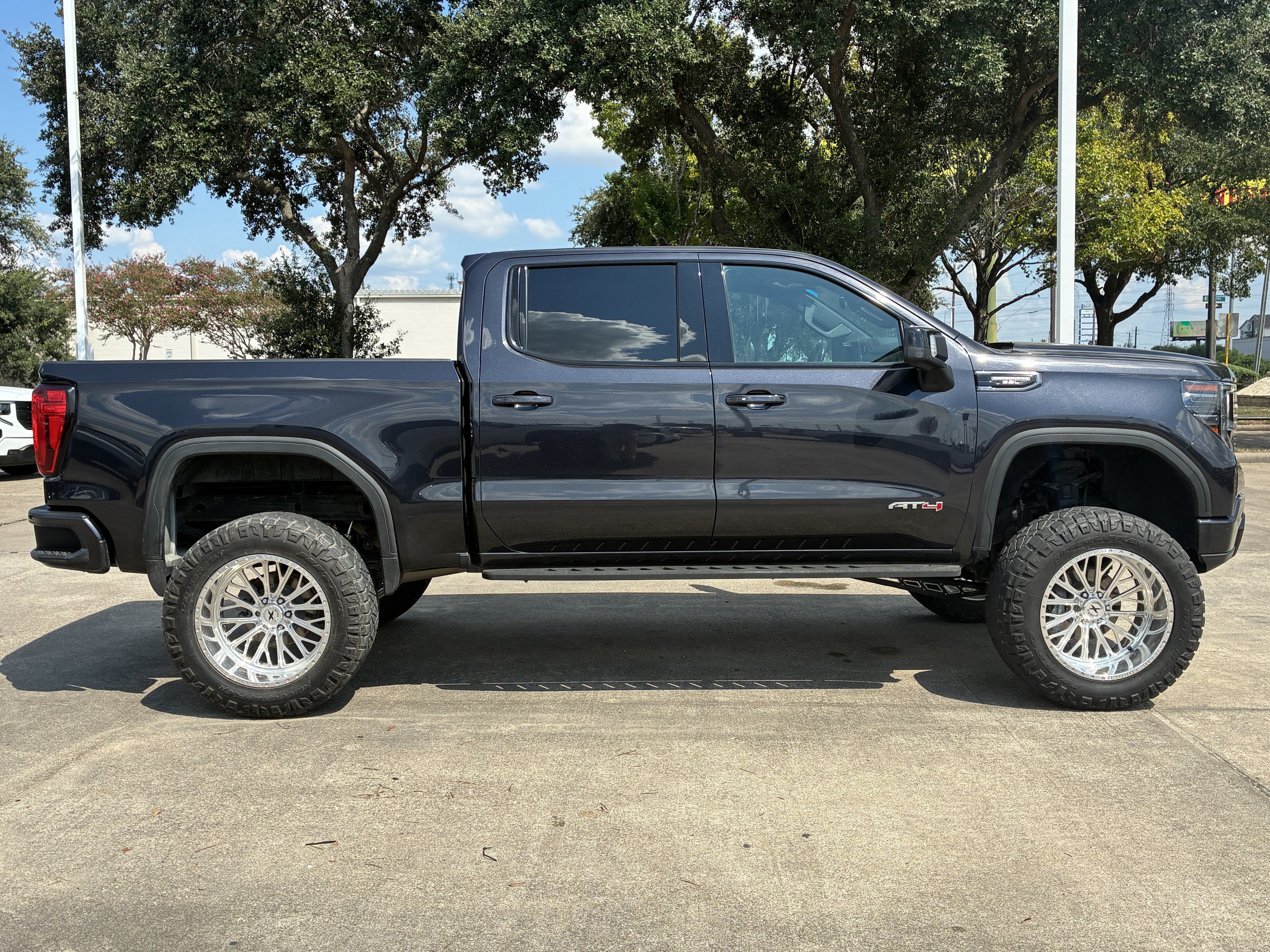 Used 2023 GMC Sierra 1500 AT4 w/ AT4 Premium Package AWD/4WD image 6