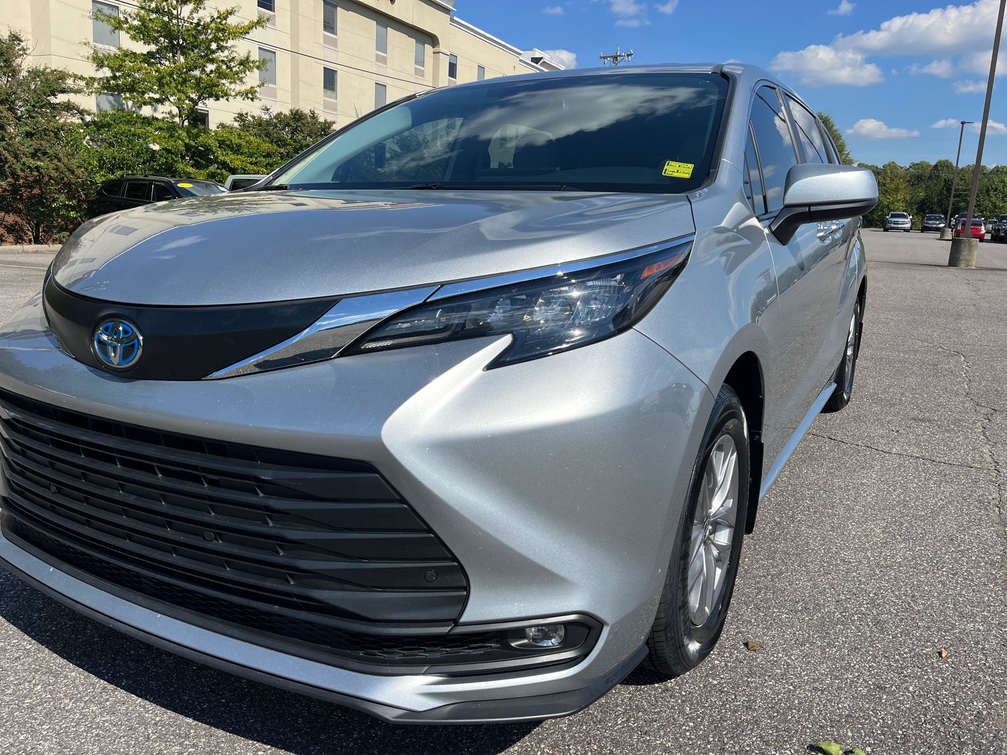 Used 2025 Toyota Sienna XLE FWD image 26